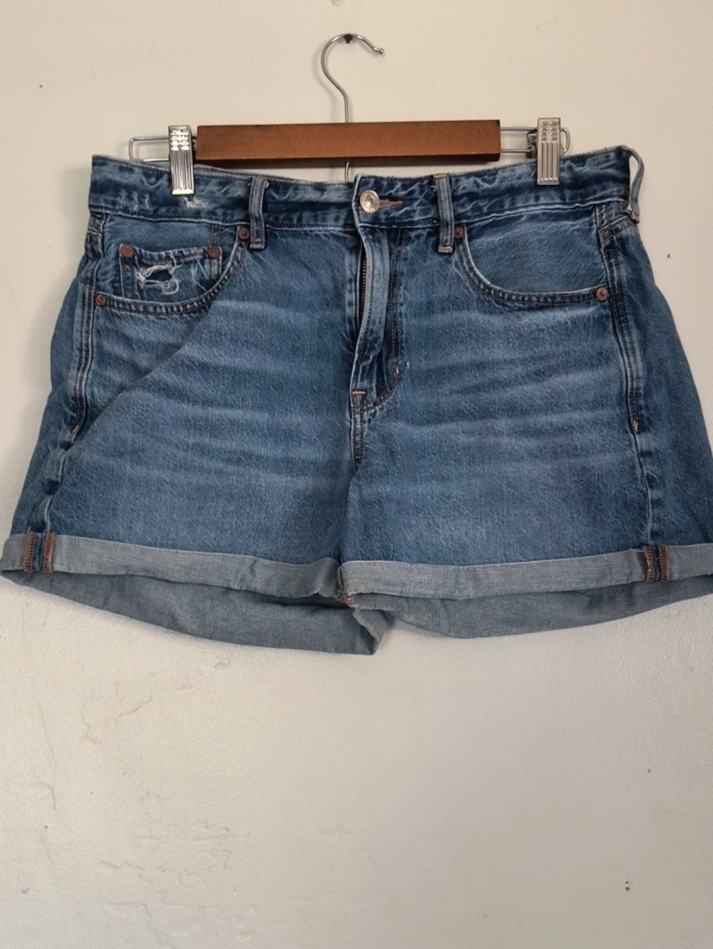 American Eagle Outfitters Light Wash  Rolled Hem Distressed Denim Shorts Sz 8